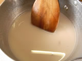 くず粉が半透明になるまで火にかける