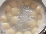 だんごをゆでる